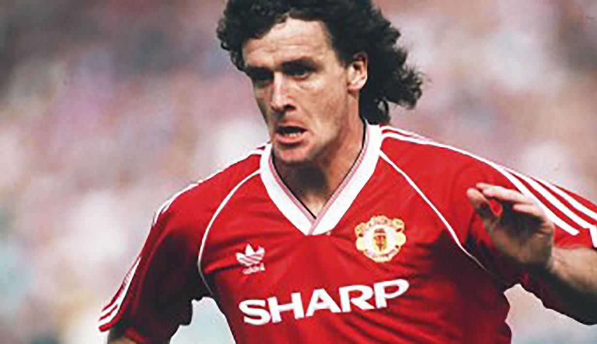 1. Mark Hughes - Menimba ilmu di akademi sepak bola Manchester United, Mark Hughes memutuskan hengkang ke Barcelona pada 1986. Gagal di La Blaugrana dirinya kembali ke MU dan berhasil meraih 11 gelar. (www.dailystar.co.uk)