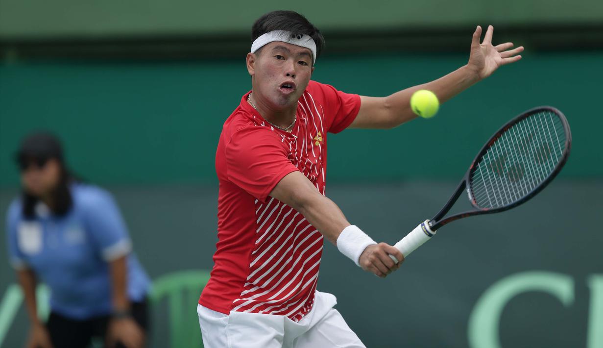 Petenis Indonesia, David A. Santoso, berusaha mengembalikan bola saat melawan petenis Selandia Baru, Rhett Purcell, pada laga Piala Davis 2019 Grup II Zona Asia/Oceania di Stadion Tenis GBK, Jakarta, Sabtu (14/9). David kalah  6-3, 4-6, 0-6 dari Rhett. (Bola.com/Peksi Cahyo)
