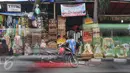 Pedagang parcel Lebaran menjajakan dagangannya di kawasan Cikini, Jakarta, Selasa (7/7/2015). Menjelang Lebaran,  penjualan parcel yang biasanya meningkat justru mengalami penurunan. (Liputan6.com/Herman Zakharia) 