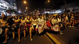 Sejumlah wanita melakukan aksi protes di pusat kota Lima , Peru , 15 Maret 2016. Sekitar 2.500 orang berbaris di pusat kota Lima. (REUTERS / Guadalupe Pardo)