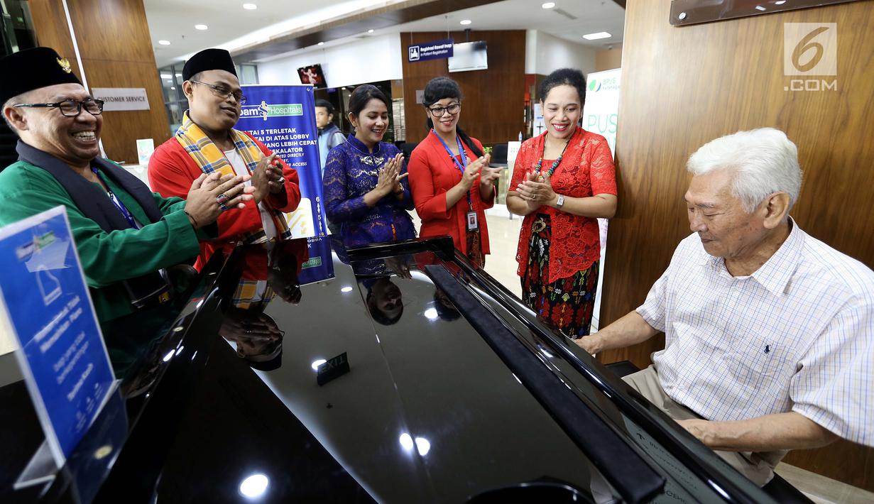 Seorang pasien (kanan) memainkan piano bersama karyawan saat Hari Kartini di RS Siloam TB Simatupang, Jakarta, Sabtu (21/4).  Peringati Hari Kartini, sejumlah karyawan dan administrasi kenakan baju kebaya dan adat Betawi. (Liputan6.com/Fery Pradolo)