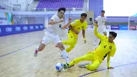 Pemain Timnas Futsal Indonesia, Imam Anshori, berusaha melewati adangan pemain Malaysia dalam laga Grup B Piala AFF Futsal 2026 di Nonthaburi Sports Complex Gymnasium, Thailand, Selasa (7/4/2026). (Dok. FFI)