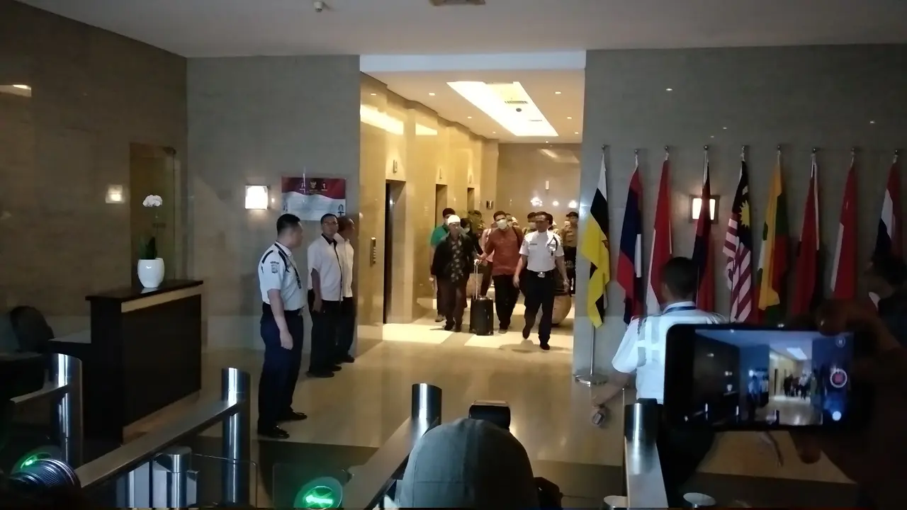 Penyidik KPK meninggalkan kantor Menteri Perdagangan usai melakukan penggeledahan