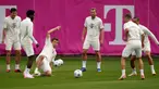 Pemain Bayern Kim Min-jae, Alphonso Davies, Thomas Mueller, Harry Kane, Joshua Kimmich dan Leroy Sane (kiri ke kanan) berlatih saat sesi latihan di Munich, Jerman, Selasa, 19 September 2023. (AP Photo/Matthias Schrader)