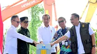 Presiden Jokowi melakukan groundbreaking pembangunan Bank Kaltimtara di Kawasan Ibu Kota Nusantara (IKN), Kalimantan Timur, Jumat (1/3/2024). (Foto: Muchlis Jr - Biro Pers Sekretariat Presiden)