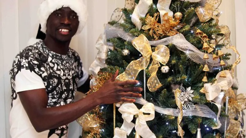 Papiss Cisse Jadi Santa Claus (Daily Mail)