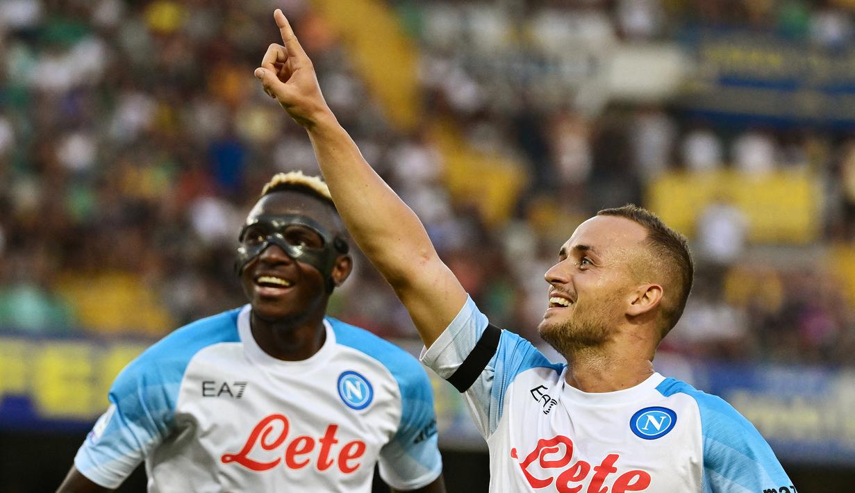 Selebrasi gelandang Napoli, Stanislav Lobotka setelah mencetak gol ke gawang Hellas Verona dalam laga Serie A Liga Italia 2022/2023 di Bentegodi Stadium, Verona (15/8/2022). Pemain Slovakia berusia 28 tahun yang didatangkan Napoli pada tengah musim 2019/2020 ini tercatat pernah membawa AS Trencin menjuarai Liga Slovakia (Fortuna Liga) pada musim 2014/2015. (AFP/Miguel Medina)