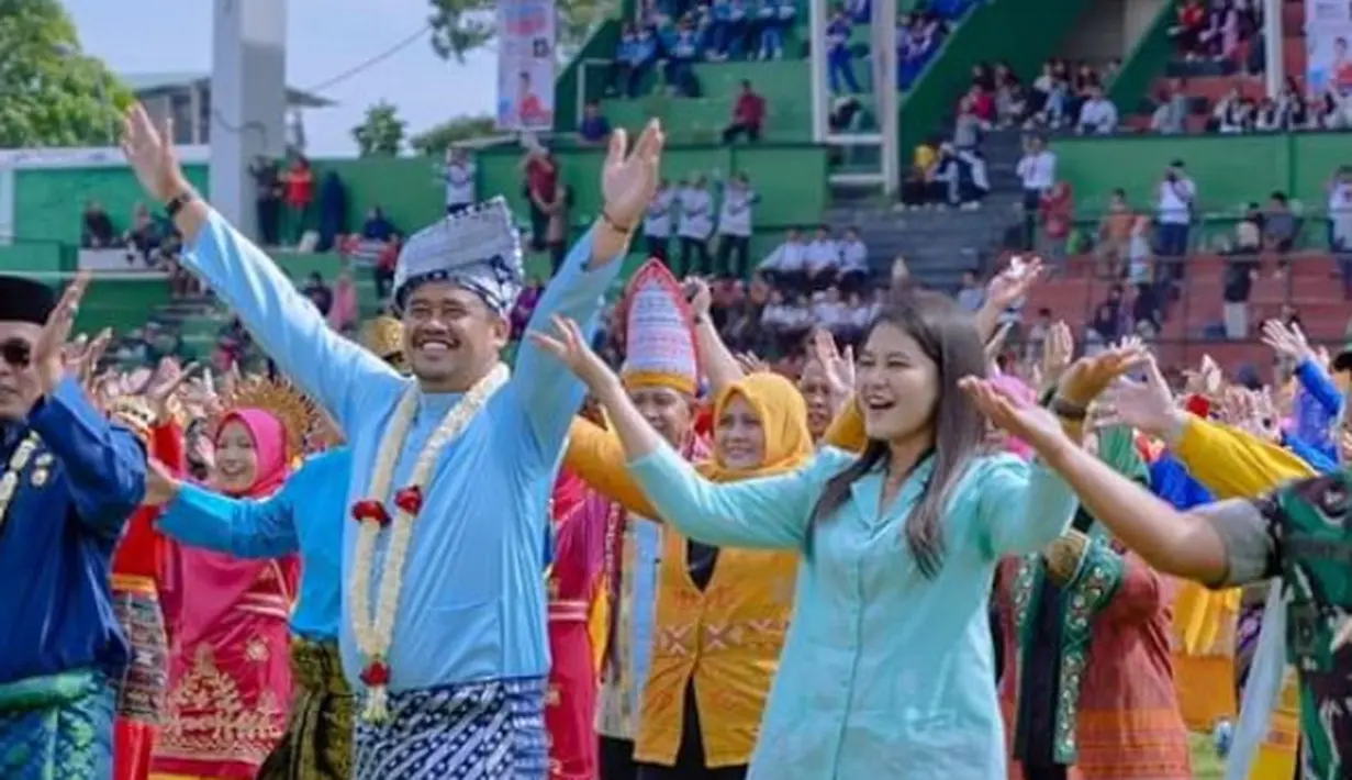 Kahiyang tampil dengan busana warna hijau mudanya. Dari atasan blazer dipadukan skirt polosnya. [@ayanggkahiyang]