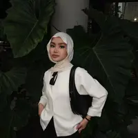 Dalam keseharian, Sashfir kerap menggunakan pashmina simple tanpa banyak jarum. [@sashfir].