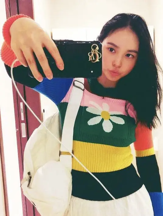 Mengenakan long sleeves colorful dengan motif bungan daisy di bagian dada. Min Hyo rin memadukannya dengan pants putih. Instagram @hyorin_min
