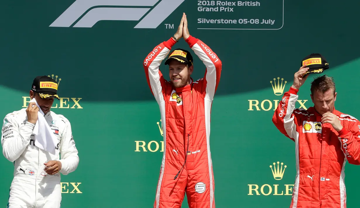 Ekspresi pembalap Ferrari, Sebastian Vettel (tengah) bersama pembalap Mercedes Lewis Hamilton (kiri) dan pembalap Ferrari Kimi Raikkonen (kanan) saat menaiki podium di Sirkuit Silverstone, Inggris, Minggu (8/7). (AP Photo/Luca Bruno)