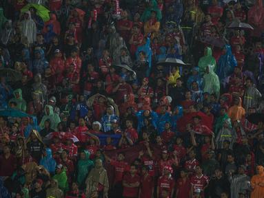 Para pendukung Bali United atau Semeton Dewata, memberi dukungan di tengah hujan deras saat laga Piala Presiden 2017 melawan Borneo FC di Stadion I Wayan Dipta, Bali, Senin (13/2/2017). (Bola.com/Vitalis Yogi Trisna)