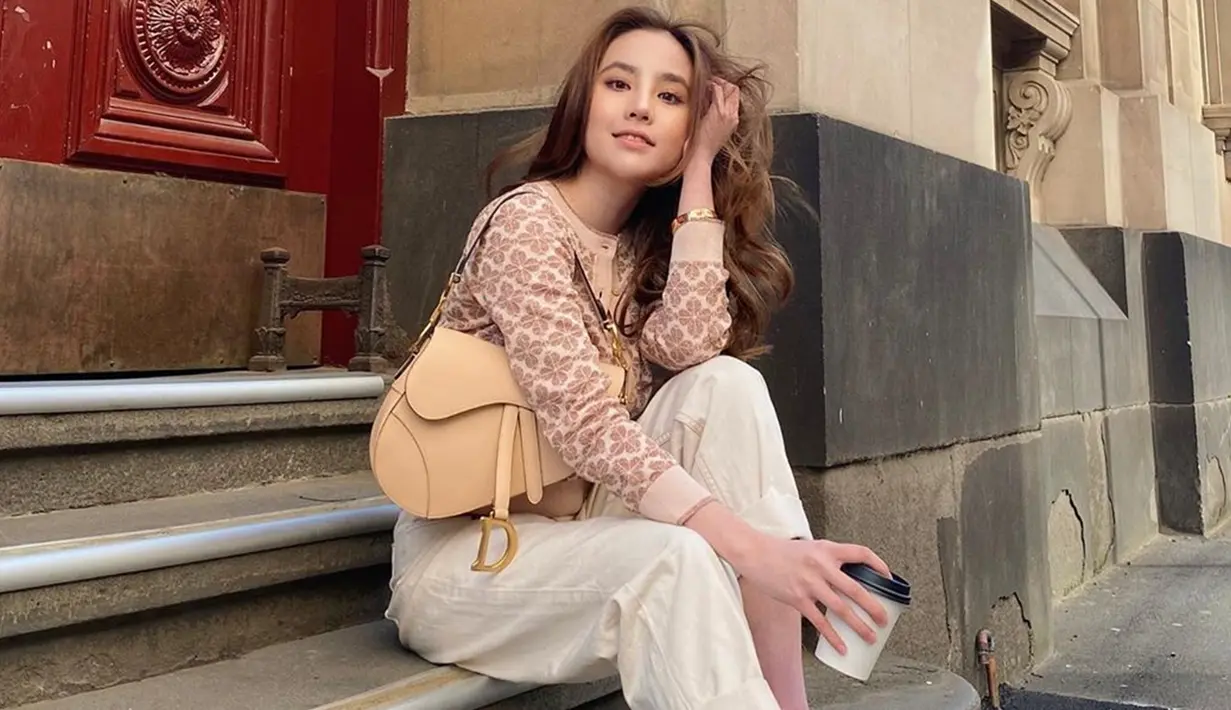 Penampilan Agatha Chelsea dengan sewater dan dipadukan dengan tas berwarna senada ini juga bisa menjadi inspirasi. Ia juga lebih sering terlihat menggunakan makeup natural. (Liputan6.com/IG/@agatha_chelsea)