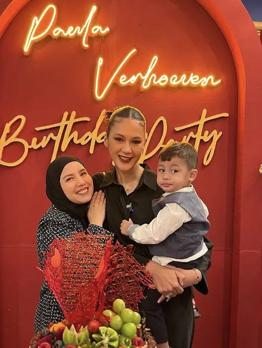 Tya Ariestya pun hadir mengenakan atasan blazer hitam corak putih, dipadukan kerudung dan celana panjang hitamnya. [@tya_ariestya]