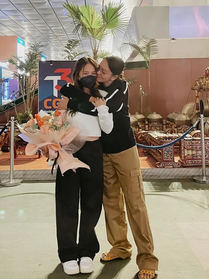 Ririn Ekawati melepas sang putri, Jasmine Abeng, kuliah di luar negeri (Foto: Instagram @ririnekawati)