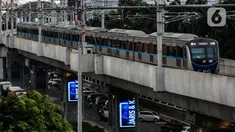 Rangkaian kereta MRT melintas di kawasan Blok M, Jakarta, Rabu (10/3/2021). Kementerian Perhubungan berencana akan membangun MRT dan light rail transit (LRT) di lima kota yakni Bali, Bandung, Surabaya, Medan dan Makassar yang didanai lewat skema dana abadi Indonesia. (Liputan6.com/Johan Tallo)