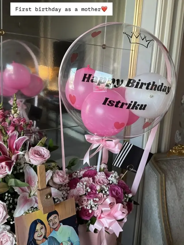 Anniversary Pernikahan dan Ulang Tahun k-28 Erina Gudono. [@erinagudono].