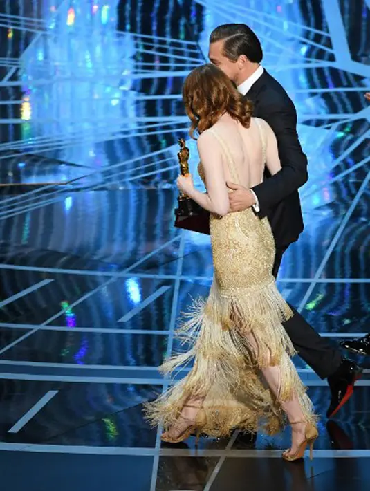 Ucapan dan ungkapan terima kasih spesial diberikan Emma untuk seorang pria yang menjadi lawan mainnya di film La La Land, yaitu Ryan Gosling. Wanita berambut blonde ini berterima kasih atas dukungan yang diterimanya selama ini. (AFP/Bintang.com)