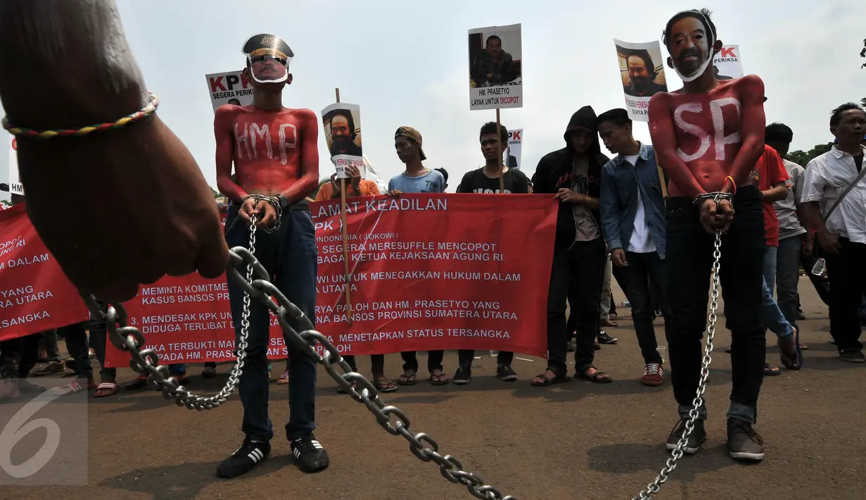 Massa dari Komite Penyelamat Keadilan (KPK) melakukan aksi teaterikal di depan Istana Negara, Jakarta, Selasa (5/1/2016). Mereka menuntut Jokowi untuk mencopot Jaksa Agung HM Prasetyo yang dinilai terlibat kasus bansos Sumut. (Liputan6.com/Johan Tallo) 