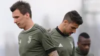 Pemain Juventus, Mario Mandzukic dan Sami Khedira, saat latihan jelang laga Liga Champions di Vinovo, Turin, Senin (2/4/2018). Juventus akan berhadapan dengan Real Madrid. (AFP/Marco Bertorello)