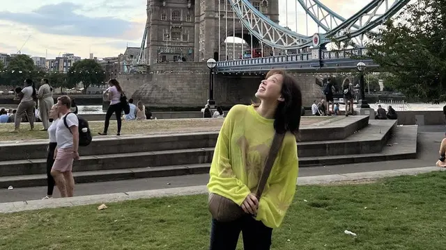 Model Sepatu Hitam ala Wanita Korea Selatan