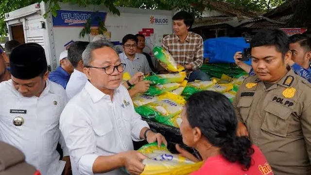Menteri Perdagangan Zulkifli Hasan memborong barang dagangan para penjual di Pasar Palapa Pekanbaru, Riau