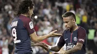 Pemain PSG, Edinson Cavani (kiri) merayakan gol bersama Neymar saat melawan Saint Etienne pada lanjutan Ligue 1 Prancis di Parc des Princes stadium, Paris, (25/8/2017). PSG menang 3-0. (AP/Kamil Zihnioglu)