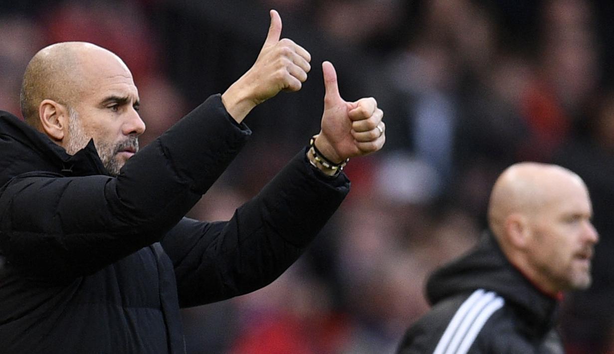 Manajer Manchester City memberikan instruksi kepada pemainnya dari pinggir lapangan dalam pertandingan  lanjutan Liga Inggris 2022/2023 melawan Manchester United yang berlangsung di Old Trafford, Sabtu (14/1/2023). Awalnya Pep merasa senang dengan taktik yang ia mainkan sehingga bisa meredam serangan lawan dan bisa mencetak gol pada menit ke-60. (AFP/Oli Scarff)