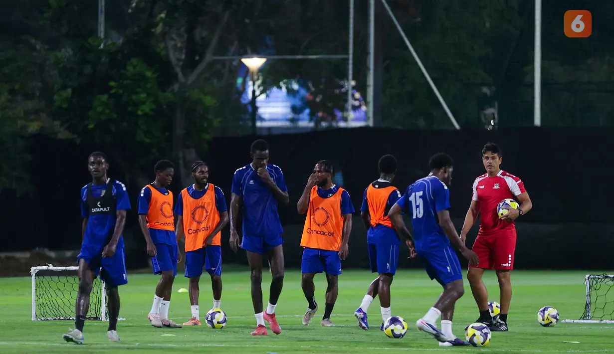 Para pemain Saint Kitts and Nevis saat menggelar sesi latihan perdana untuk FIFA Series 2026 di Lapangan A Stadion Utama Gelora Bung Karno (SUGBK), Jakarta, Selasa (24/3/2026). (Bola.com/M Iqbal Ichsan)