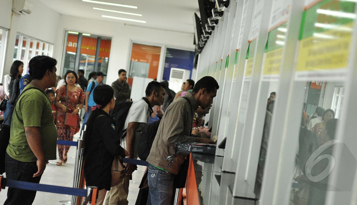 Sejumlah penumpang kereta api saat mengantri membeli tiket di Stasiun Pasar Senen, Jakarta, Jumat (13/3/2015). PT KAI akan menaikkan harga tiket per 1 April 2015, kenaikan dipengaruhi oleh fluktuasi harga bahan bakar minyak. (Liputan6.com/Faizal Fanani