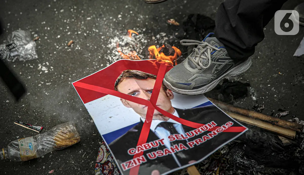Massa dari berbagai elemen ormas Islam menginjak dan membakar poster Presiden Prancis Emmanuel Marcon di kawasan Sarinah, Jakarta, Senin (2/11/2020). Demonstrasi ini untuk mengecam Emanuel Macron atas pernyataannya yang dinilai telah menghina Islam dan Nabi Muhammad SAW. (Liputan6.com/Faizal Fanani)
