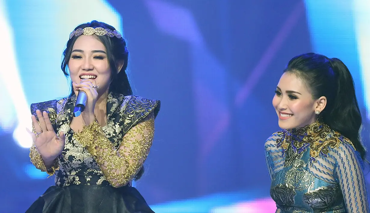 "Terimakasih kepada Allah SWT atas kesempatan Via mendapatkan piala ini," tutur Via Vallen pada Kamis (7/12/2017). (Bambang E Ros/Bintang.com)