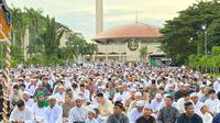 Puluhan ribu jemaah salat Idulfitri 1445 Hijriah di masjid Sabilal Muhtadin Banjarmasin (Liputan6.com/Aslam Mahfuz)