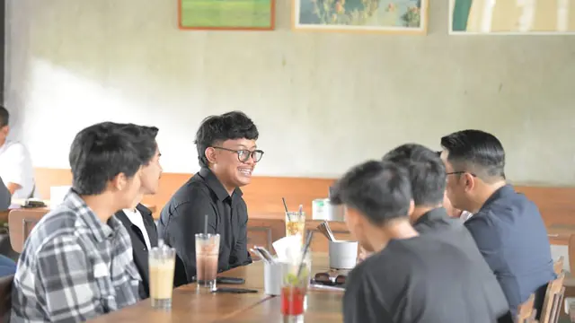 6 Potret Pertemuan Ridwan Kamil dan Pandawara Group, Makan Bareng hingga ke Salon