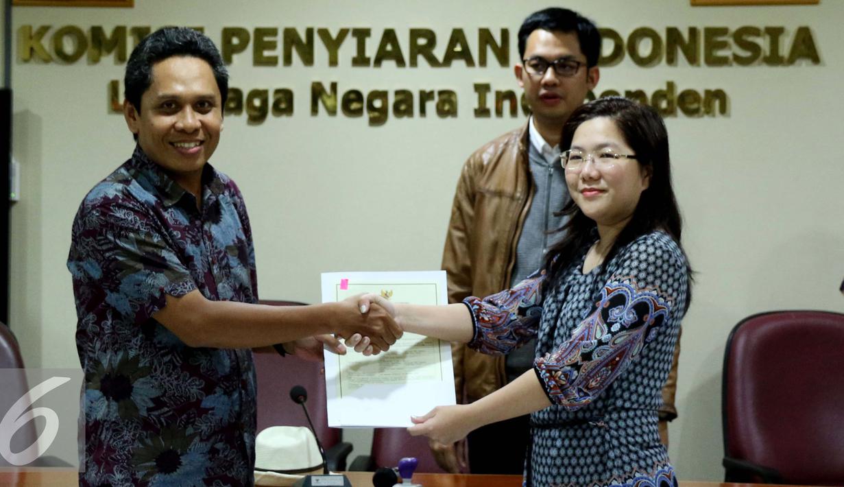 KPI menyerahkan IPP kepada salah satu pimpinan dari stasiun televisi swasta di kantor KPI, Jakarta, Jumat (14/10). 10 televisi swasta yang mendapatkan perpanjangan IPP  diantaranya SCTV dan INDOSIAR. (Liputan6.com/Gempur M Surya)