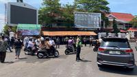 Polresta Pati kerahkan ratusan personel amankan kondusifitas di kawasan DPRD Pati. (Liputan6.com/ Arief Pramono)