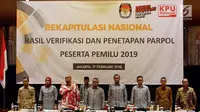 Ketua Komisi Pemilihan Umum Arief Budiman bersama anggotanya menyanyikan lagu Indonesia Raya saat Rekapitulasi Nasional Hasil Verifikasi dan Penetapan Parpol Peserta Pemilu 2019, Jakarta (17/2). (Liputan6.com/JohanTallo)