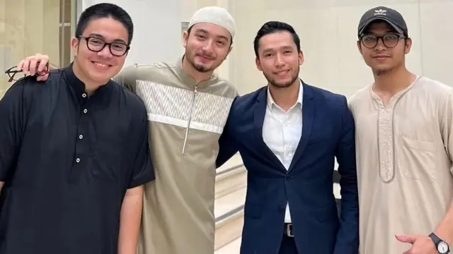 7 Potret Bryan Domani Jalani Ibadah Umroh, Penampilannya Curi Perhatian