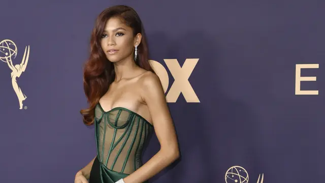 Penampilan Seksi Zendaya Bergaun Hijau di Emmy Awards 2019