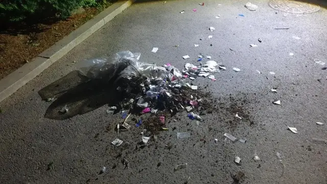 Pihak berwenang Korea Selatan mengatakan balon dari Korut itu "berisi limbah kotor dan sampah" dan sedang dianalisis oleh pihak berwenang terkait. (South Korea Military)