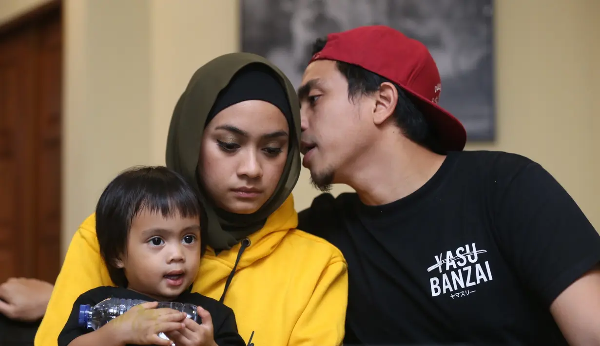 Kisah cinta yang berawal dari teman hingga akhirnya menikah itu dibuat versi layar lebar. Rako Prijanto sebagai sutradara yang menggarap film yang difokuskan pada sang suami tersebut. (Nurwahyunan/Bintang.com)