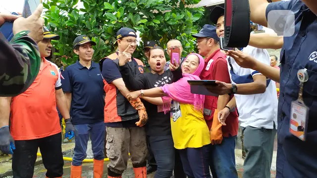 Gubernur DKI Jakarta Anies Baswedan ikut kerja bakti usai banjir di Makassar Jakarta Timur.