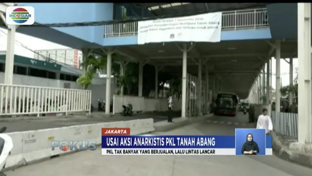 Skybridge Tanah Abang sepi usai bentrokan PKL dengan Satpol PP.