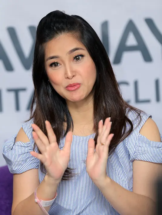 Usai melahirkan anak keduanya, bentuk badan Eva Anindita tidak terlalu berubah. Hal ini pun diungkapkan teman-temannya yang mengunjungi Eva saat di rawat di rumah sakit. (Deki Prayoga/Bintang.com)