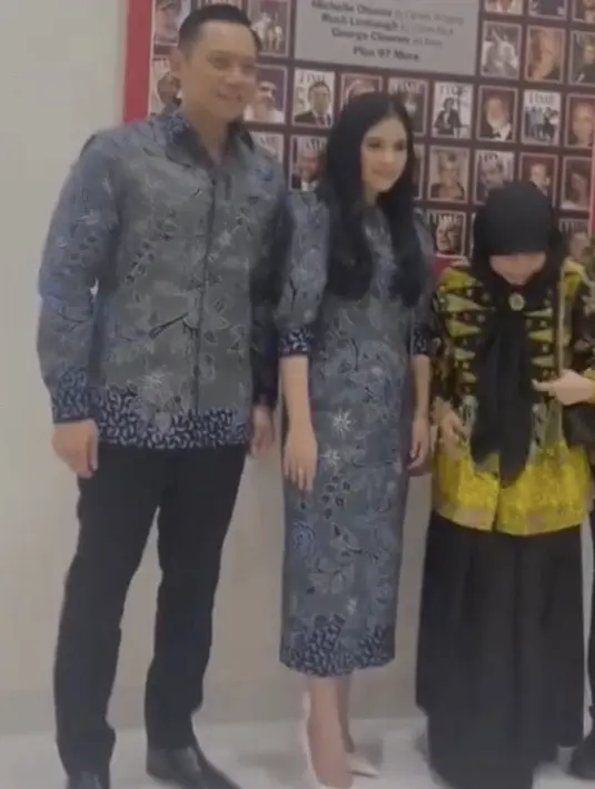 Annisa Pohan mengenakan batik yang serasi dengan AHY. Batik tersebut dibuat dress lengan 3/4 yang pas di tubuhnya.  [@annisayudhoyono]