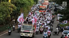 Relawan capres dan cawapres nomor urut 01 Joko Widodo atau Jokowi dan Ma'ruf Amin menggelar konvoi menuju lokasi debat Pilpres 2019 di Jakarta, Minggu (17/2). Massa berkonvoi menggunakan sepeda motor, bus, dan truk. (Liputan6.com/JohanTallo)