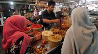Pedagang bumbu masak melayani pembeli di Pasar Kebayoran Lama, Jakarta, Senin (1/10). Deflasi terjadi karena adanya penurunan harga yang ditunjukan oleh turunnya beberapa indeks kelompok pengeluaran. (Liputan6.com/Johan Tallo)