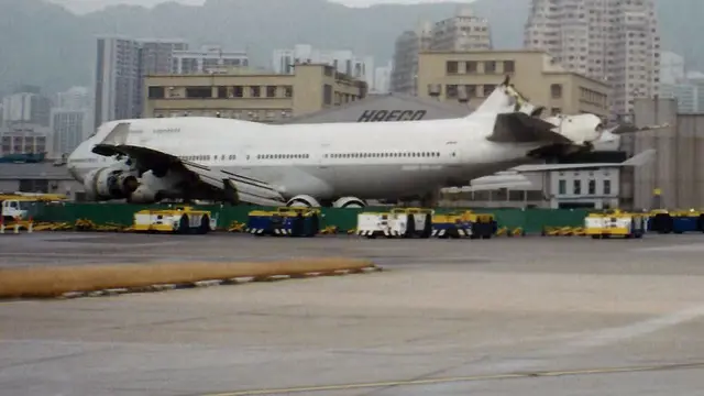 Beberapa hari setelah pesawat China Airlines penerbangan 605 dikeluarkan dari air usai tergelincir dari landasan pacu pada 4 November 1993, saat mendarat dalam cuaca buruk selama Badai Tropis Ira. (Wikimedia Commons)