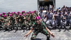 Prajurit Marinir bergaya usai latihan bersama dalam Rim of the Pasific (RIMPAC) 2014, Jakarta, Selasa (2/9/2014) (Liputan6.com/Faizal Fanani)