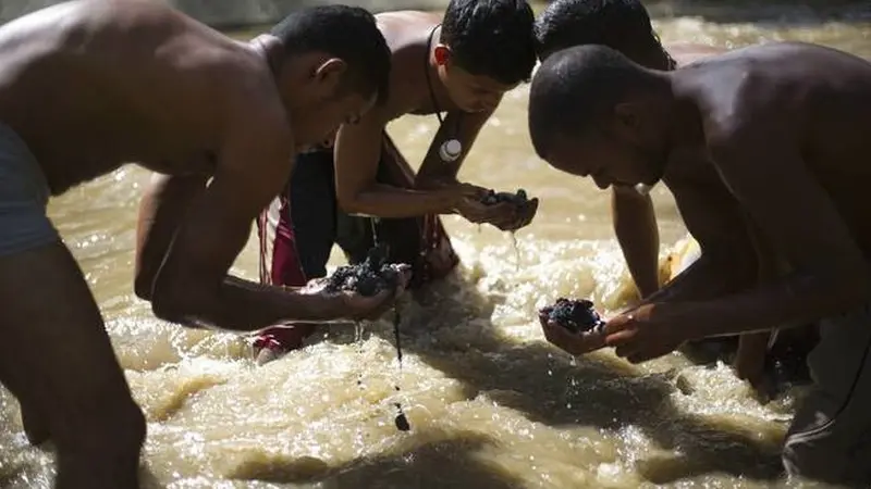 Warga Venezuela memulung di Sungai (AP)
